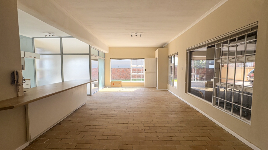 8 Bedroom Property for Sale in Middedorp Western Cape